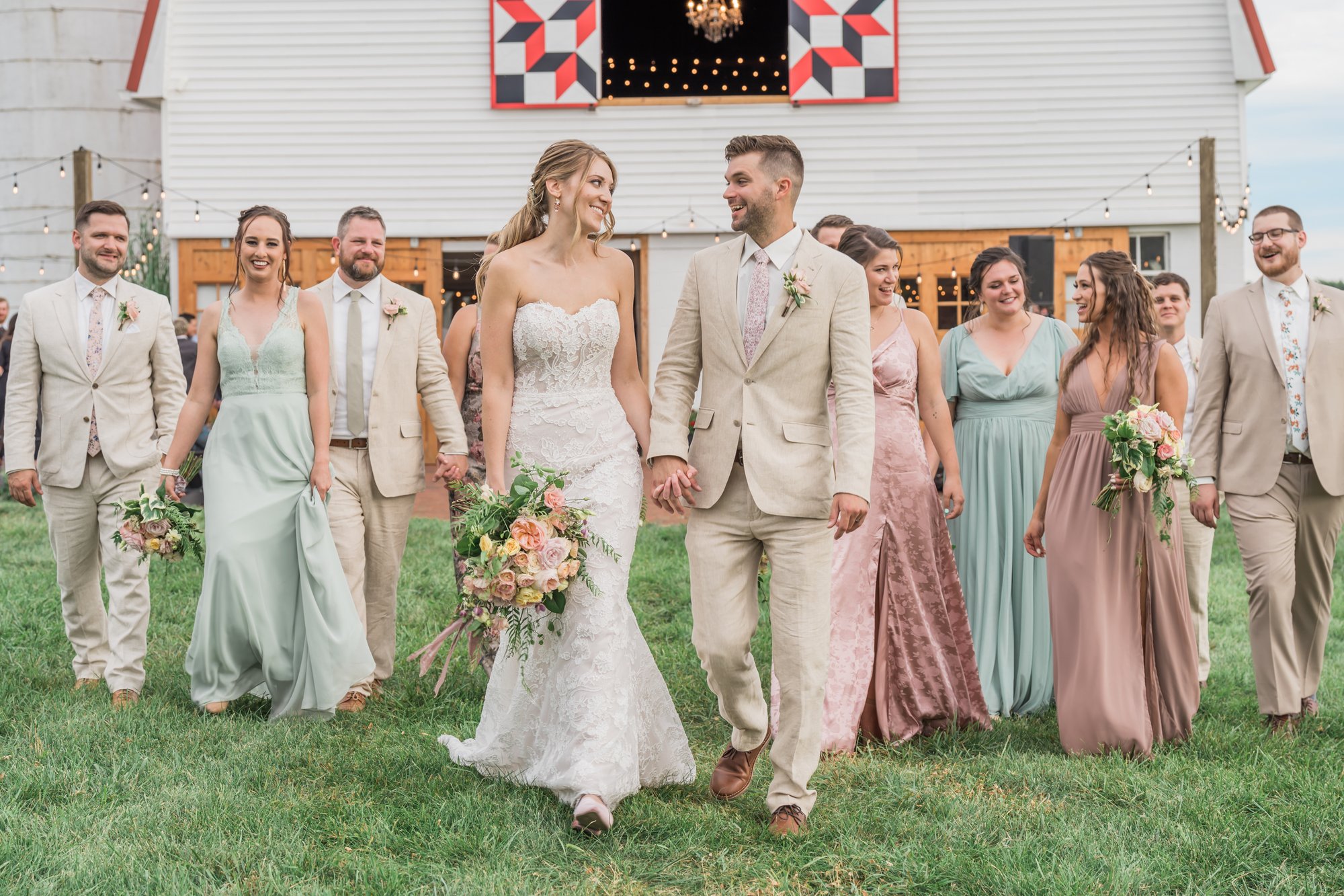The whole wedding party in front of the barn.